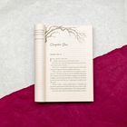 "Chapter One" und "Saturday, April 18". Geöffnete Buchseite mit einem Zweigmotiv oben. Hintergrund in Hellgrau und Dunkelrot.