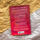 Lobeshymnen auf „The Glittering Edge“ von verschiedenen Autoren. Rückseite eines Buches auf goldenem und silbernem Papier.