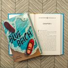 Zwei Bücher auf einem gemusterten Hintergrund. Eines mit dem Titel "Blue Beach" und Text: "Sometimes the truth is too dangerous to surface."