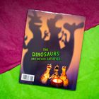 Text: "THE DINOSAURS ARE NEVER SATISFIED..." Drei Dinosaurierfiguren mit Schatten auf buntem Untergrund.