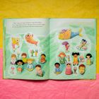 Text: "Okay, close your eyes, everyone," says Miss Grace. "Now imagine that you live in the sea. Are you small or big? What do you like to do? Do you have any superpowers?" 

Illustration: Kinder sitzen mit geschlossenen Augen, umgeben von fantasievollen Meeresgeschöpfen.