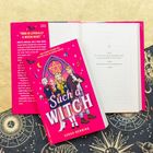 Das Cover zeigt den Titel "Such a Witch" von Sarah Henning und drei stilisierte Figuren vor einem pinken Hintergrund.