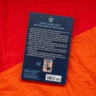 "ANTON AND HIS CREW ARE THE KINGS OF THE SCHOOL" steht oben auf einem Buchcover, umgeben von roten Tüchern.