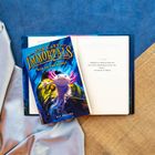 „Nobody is a villain in their own story. We’re all the heroes of our own stories.“ Buch mit buntem Cover eines Axolotls.
