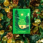 „The Wild Robot“ von Peter Brown. Grünes Cover mit Wald, Sonne, kleinem Roboter. Umgeben von Blättern und Zapfen.