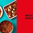Text: STORE CUPBOARD MEALS. Links: Gläser mit Spaghetti, Reis, roten Linsen, Tomatensauce, eingepackten Würfeln.