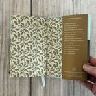 Texte: Namen von Autoren klassischer seltsamer Geschichten. Design: Blattmuster auf beigefarbenem Hintergrund.