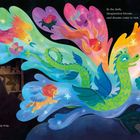 Der Text lautet: „In the dark, imagination blooms... and dreams come to visit. In the dark a little light goes a long way.” 

Ein Kind schläft, umgeben von fantasievollen, bunten Wesen und Formen.