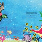 Text: "As they near the Sea Palace, Tokki sees a cheering crowd. 'Jara was right. They adore me!'"

Eine farbenfrohe, fröhliche Unterwasserillustration mit Tieren.