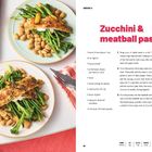 "Zucchini & meatball pasta" steht im Zentrum. Links sind zwei Teller mit grünem Gemüse, Bohnen und paniertem Fisch.