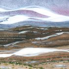 Eine Illustration zeigt ein Paar, das ein Baby hält, umgeben von einem weißen, geisterhaften Wind.