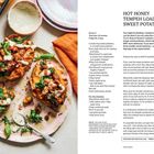 Titel: HOT HONEY TEMPEH LOADED SWEET POTATO. Text erläutert Zutaten und Zubereitung. Rechts Rezeptanleitung, links Bild mit gefüllten Süßkartoffeln.