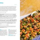 "sticky orange chicky and brussels". Links Rezepttext mit Zutaten und Anweisungen, rechts Gerichtfoto mit Rosenkohl und Hähnchen.