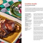 „Lechón Asado: Slow-Roasted Pork Shoulder. Serves 8 to 10.“ Auf grün-weiß kariertem Untergrund, drei Drinks, ein Braten.