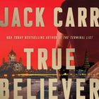 "Jack Carr: True Believer. A thriller. Die Silhouette eines Mannes vor der Skyline einer Stadt bei Sonnenuntergang."