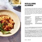 Text: "PASTA ALLA VODKA ALLA BOURSIN", Beschreibung und Rezept. Links: Pasta in Tomatensauce mit grünen Blättern, helles Geschirr.