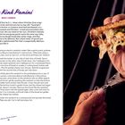 Titel: "Praise Kink Panini". Rezept für ein Sandwich mit Gruyère, Aprikosenmarmelade und Spinat. Bild: Hand hält käsiges Panini.