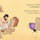 „Logging in to LinkedIn is exhausting nowadays. Better than submitting all your résumés in clay.“  
Ein Mann meißelt Lebensläufe in Ton, während eine lilafarbene Figur einen schweren Lebenslauf trägt.