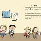 Eine Illustration zeigt Kinder mit Rucksäcken und eine Frau. An der Wand hängen Kinderzeichnungen. Ein Kind hält einen Ball. Rechts ist eine Tür mit „BEEP BEEP!“ Beschriftung.