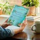 Ein Buch mit dem Titel "Building Healthy Relationships" in Händen, dahinter Pflanzen und ein Fenster.