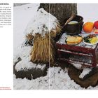 Text links oben beschreibt koreanische Hausgötter. Rechts sieht man ein schneebedecktes Ritualtablett mit Speisen und Früchten.