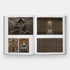 Doppelseitiges Buch: Links oben Baumskulptur in Raum, unten Holzkabinen. Rechts: Wabenstruktur mit Licht; Treppe.