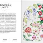 Links: "FLOWERS of JAPAN" mit Text über japanische Blumen. Rechts: Illustration japanischer Blumen mit leuchtenden Farben.
