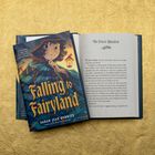 „Falling to Fairyland“ von Sarah Jean Horwitz. Illustration: Figur mit Umhang und Laterne auf goldenem Untergrund.