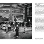 Text: "Kennedy Presidential Library in Boston, Massachusetts..." 

Illustration: Ein Sarg in einer großen Halle, bewacht von Soldaten, mit Flaggen und Blumenschmuck.