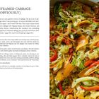 "Steamed Cabbage (Obviously)" Rezept enthält Kohl, Kürbis, Zwiebel, Möhre, Paprika. Gekochtes Gemüse mit lebhaften Farben in Pfanne.