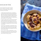 "Scallops with warm dulse butter" ist der Titel. Links: Rezeptanleitung und Zutatenliste. Rechts: Teller mit Jakobsmuscheln und brauner Sauce auf blauem Tuch.