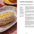 "Coconut Cream Buns" Rezept: Zutaten und Zubereitung. Links ein Brötchen mit Buttercreme und Kokos auf einem Teller.