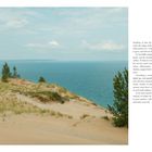 Text beschreibt Atem, Naturverbundenheit und Entspannung im Sommer. Zu sehen ist eine Küstenszene mit Sanddünen und Meer.