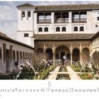 Granada, Genrallife. Unten sind Kalenderdaten für Mai aufgeführt. Historischer Innenhof mit Wasserbecken und Bögen.