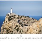 "Cap Formentor" und "CASARES EDITION" stehen geschrieben. Ein Leuchtturm auf felsiger Klippe vor blauem Himmel und Meer.