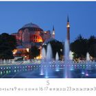 Hagia Sophia, CASAres Edition. Beleuchteter Brunnen vor der Hagia Sophia bei Nacht mit bunten Lichtern und Minaretten.