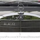 Text: "Mercedes 220 Kühlerfront", "Casares Edition", Ziffern und Zahl "5". Foto eines Mercedes-Kühlergrills mit Logo.