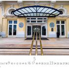 Text: "Cabourg, Grand Hotel", "Casares Edition", Kalendernummern 12 bis 31, Monat 5. Dekorative Hotelfassade mit Glasvordach.