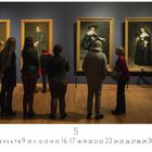 "Rijksmuseum Amsterdam", Personen betrachten Gemälde an einer blauen Wand in einem Museum. Unten ein Kalender.