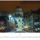 St. Pauls Cathedral in der Nacht, beleuchtet, mit einer modernen Brücke davor. Links ist das Logo der City of London School.