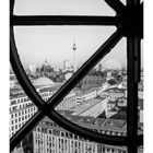 Text: "Panorama", Monatsübersicht Mai. Sicht aus einem Fenster auf eine Stadt mit einem Fernsehturm im Hintergrund.
