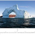 Eisbogen, Kalender für den Monat Mai. Riesiger Eisberg mit Bogen über dunklem Wasser und klarem Himmel.