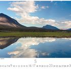 Berglandschaft bei Gällivare, Lappland. Ein Berg spiegelt sich in einem ruhigen See unter blauem Himmel mit weißen Wolken.
