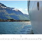 Hurtigurten-Schiff im Hafen von Molde. Zahl „5“. Kalender mit Berg- und Wasserlandschaft.