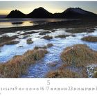 Text: „Abendstimmung“, „Casares Edition“ und Monatskalender Mai. Landschaft mit Bergen, Wasser und gefrorenem Gras.