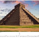 Kukulkanpyramide in Chichen Itza. Darunter Kalender für Mai, CASARES EDITION. Pyramide mit Treppenstufen, bewölkter Himmel.