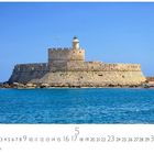 Titel "Rhodos". Unter einem Kalender für Mai, über blauem Meer und historischem Leuchtturm auf einer Festung.