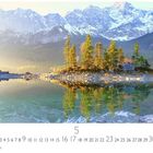 "Eibsee", "Casares Edition", Kalender mit Bäumen auf einer kleinen Insel, umgeben von klarem Wasser und Bergen im Hintergrund.