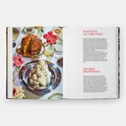 Links italienische Desserts auf einem gedeckten Tisch. Rechts Rezepte: "Panettone alla Milanese" und "Tira Misu Profiterole".