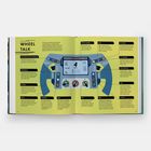 Zweifache Seite aus einem Buch: Links die Überschrift "Wheel Talk", rechts eine Illustration eines Rennlenkrads mit Beschreibungen.
